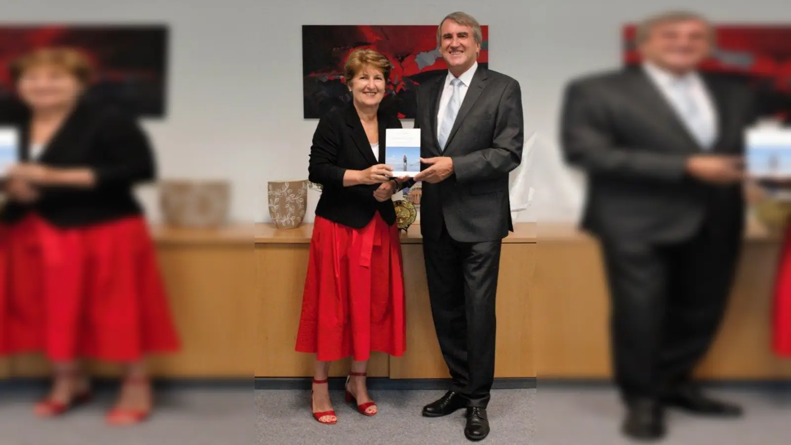 Bürgermeisterin Christine Borst und Dr. Thies Claussen bei der Überreichung des ersten „Zukunft“-Buchs. (Foto: Alexander Broschell/Gemeinde Krailling)