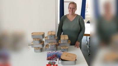 Am Ende des Ausbildungstages gab es von Julia Weinhart (zentrale Praxisanleiterin) noch Brotdosen für die Schülerinnen. (Foto: BRK Starnberg)