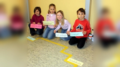 An der »Friedenstreppe« zeigen Ingrid, Viktoria, Lena und Sebastian, worauf es ankommt, wenn man einen Streit schlichten will. (Foto: job)