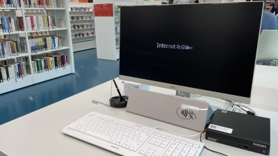 In der Bücherei gibt es PC-Arbeitsplätze, an denen Online-Formulare ausgefüllt werden können.  (Foto: pst)