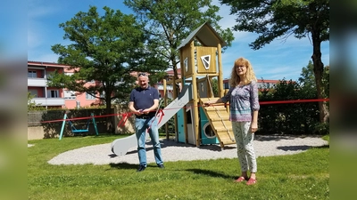 Bürgermeister Thomas Stark weihte gemeinsam mit Frau Knot vom ZiM den neuen Spielplatz ein. (Foto: ZiM)
