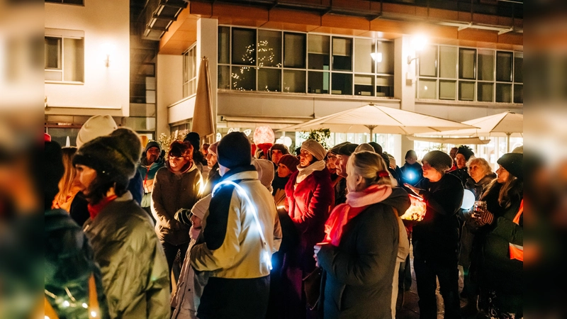 Auf dem Kirchplatz zeigten viele Menschen, dass sie demokratiefeindlichen Parteien und Organisationen entgegentreten und die bunte Vielfalt der Gesellschaft stärken. (Foto: Oliver Fliegel)