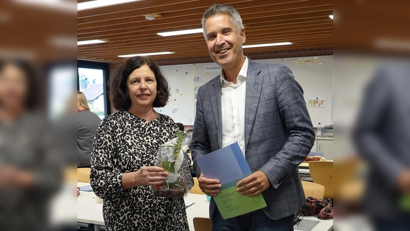 Abschied nach 17 Jahren: Elisabeth Schmitt und Schulleiter Markus Höß. (Foto: Gymnasium Dorfen)