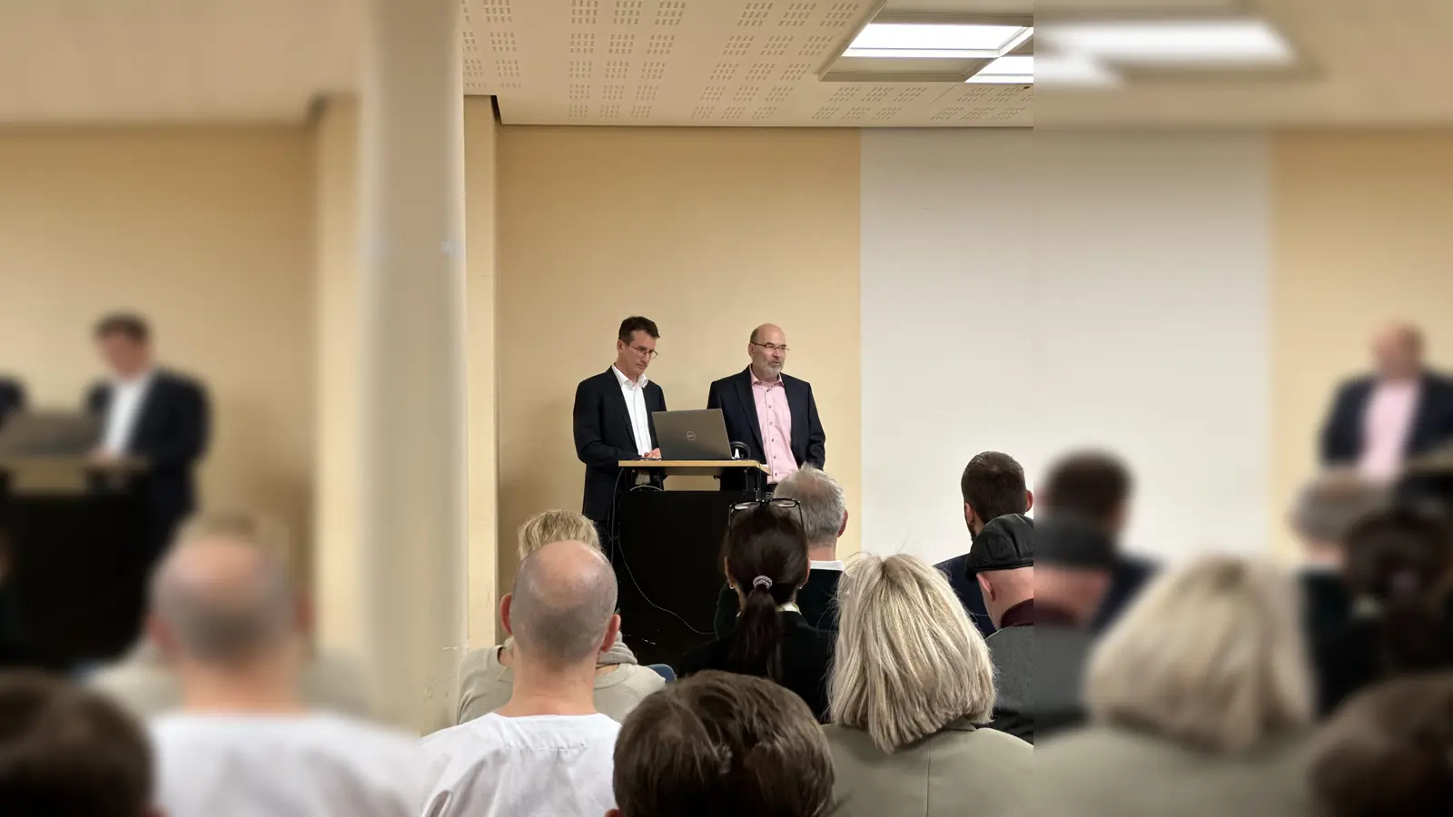 Holding-Chef Dr. Thomas Weiler (r.) konnte mit Stefan Frey erstmals einen Landrat zu einer Mitarbeiterversammlung begrüßen.  (Foto: Starnberger Kliniken )