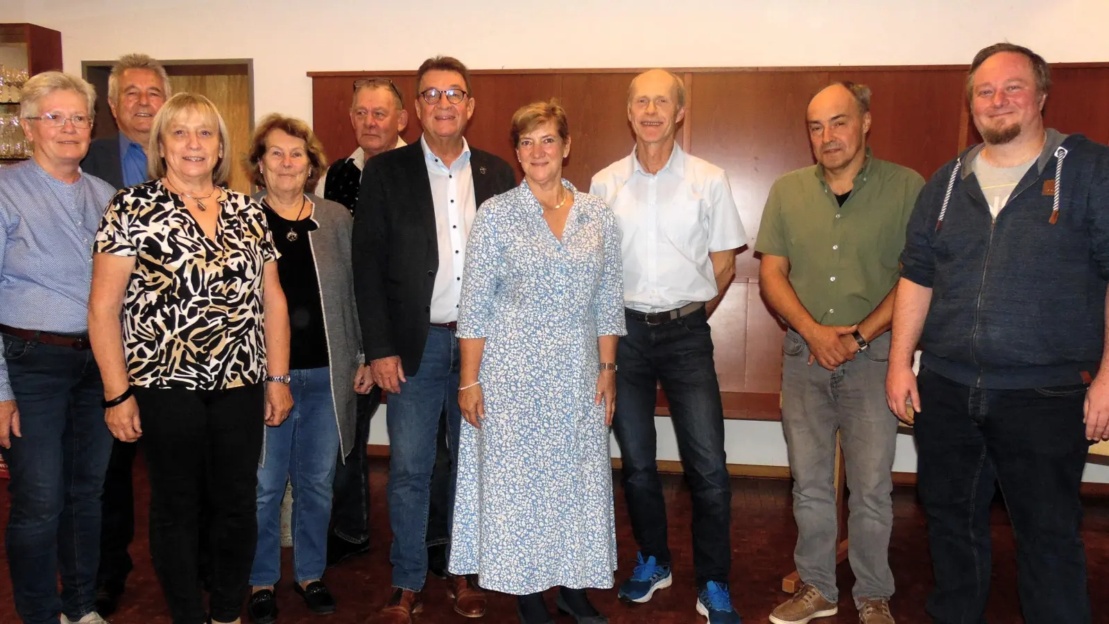 Das Vorstandsteam des VdK Ortsverbandes mit Bürgermeister Roland Frick und Kreisgeschäftsführer Daniel Mair. (v.li.n.re) Anni Wachinger, Georg Rittler, Angelika Diefenthaler, Monika Gelhart, Johann Kollmannsberger, Roland Frick, Hannelore Widl, Michael Petersheim, Oliver Kronner und Daniel Mair. (Foto: VdK Pliening)