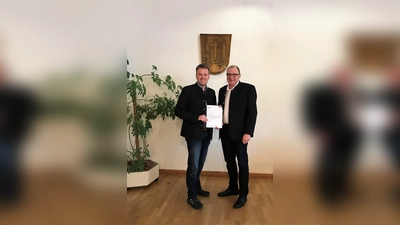 Bürgermeister Rupert Ostermair (li) und Peter Reisinger Regionalleiter Bayern von Deutsche Glasfaser (re). (Foto: Deutsche Glasfaser)