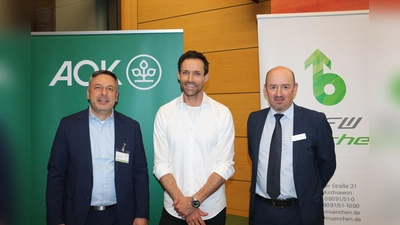 Offen spricht Skispringer-Legende Hannawald über seinen Burnout. (Von links:) B. Frey (AOK Bayern), Sven Hannawald, G. Renaltner (BFW München) (Foto: G. Fuhrmann, BFW M.)
