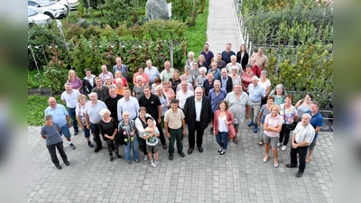 Die Besuchergruppe mit Betreiber Michael Neumüller und Erich Irlstorfer, MdB. (Foto: Peter Schwarzfischer)