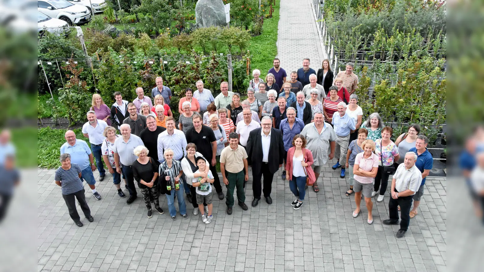 Die Besuchergruppe mit Betreiber Michael Neumüller und Erich Irlstorfer, MdB. (Foto: Peter Schwarzfischer)