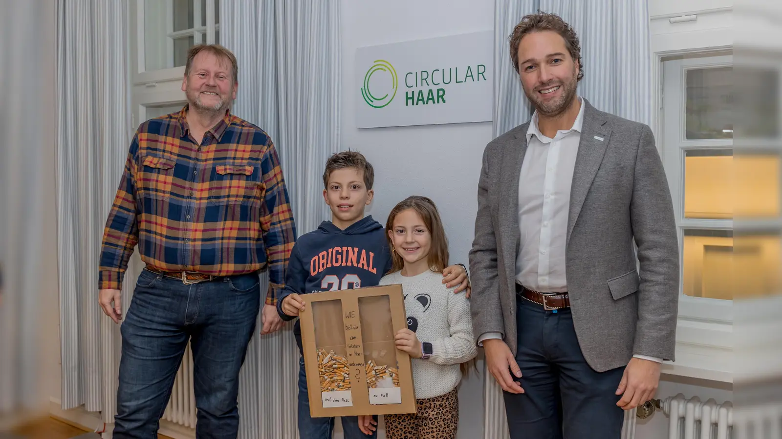 Gegen die Kippenflut hilft nur Einfallsreichtum: Horst Blank, stellv. Abteilungsleiter Bautechnik, Maxi und Mariella Hoheneder mit dem selbstgebastelten Prototypen und Bürgermeister Dr. Andreas Bukowski (v.l.). (Foto: Gemeinde Haar)