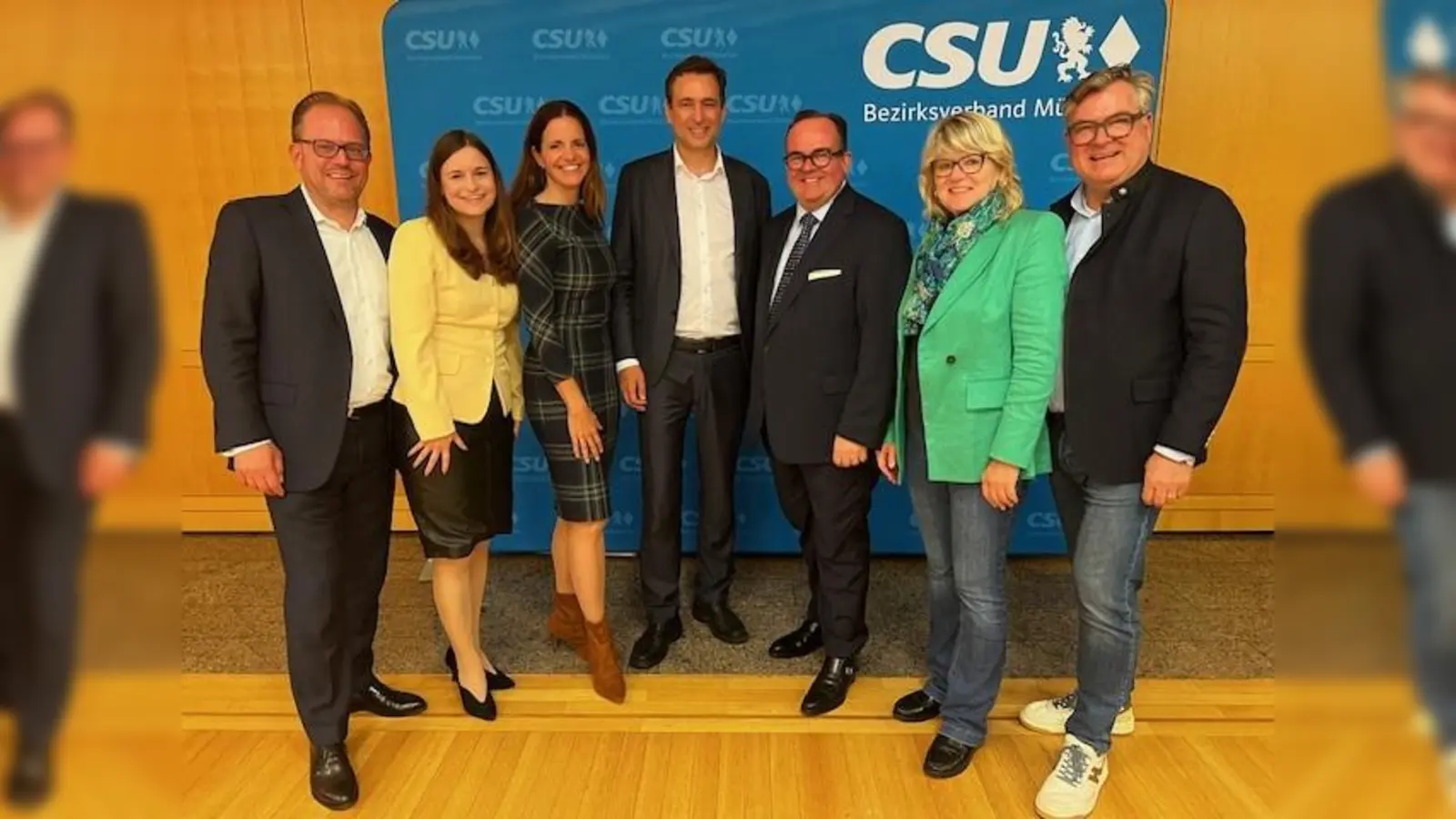 Der neue Vorsitzende MdL Georg Eisenreich (Mitte) mit seinen Stellvertreterinnen und Stellvertretern Manuel Pretzl, Elisabeth Pangerl, Kristina Frank, Evelyne Menges und Josef Schmid (von links) und Oberbürgermeisterkandidat Clemens Baumgärtner (rechts neben Eisenreich). (Foto: Thomas Reiner/CSU München)