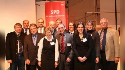 Rund 250 Gäste folgten der Einladung zum SPD-Neujahrsempfang in die Pasinger Fabrik. Die Vorstände, Stadträte und Abgeordneten der SPD München-West freuten sich über die rege Beteiligung. V.l. Josef Mögele, Hans-Georg Küppers, Josef Assal, Florian Ritter, Christiane Schenk, Werner Brandl, Christian Müller, Roman Fischer, Graciela de Cammerer, Verena Dietl, Constanze Söllner-Schaar und Reinhard Bernsdorf. (Foto: US)