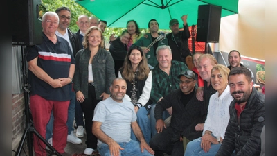 Die SPD feierte ihr Sommerfest mit Ortsvorsitzender Naciye Özsu (Mitte), Gemeinderat Alfred Widmann (links), Beisitzer Axel Marquardt (Dritter von links), Karin und Mike Baumann, Sercan Bozkaya und Esref Kuru (alle hinten) sowie (alle rechts neben Özsu) Kassier Thomas Bonz, Beisitzer Atma Ram Thapaliya, Christine Himmelberg (stv. Ortsvorsitzende), Beisitzer Hans-Jürgen Greisinger, Gemeinderat Lukas Hein sowie Murat Ucak (vorne links) und vielen Gästen. (Foto: job)