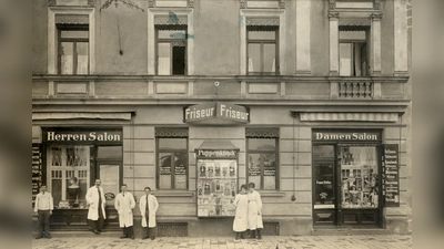 Im Geschäft des Damen- und Herrenfriseurs Stiller in der Kazmairstraße 10 gab es auch eine Puppenklinik (Mitte). Diese Aufnahme entstand 1920. (Foto: Stadtarchiv München DE-1992-FS-PK-STB-01700)