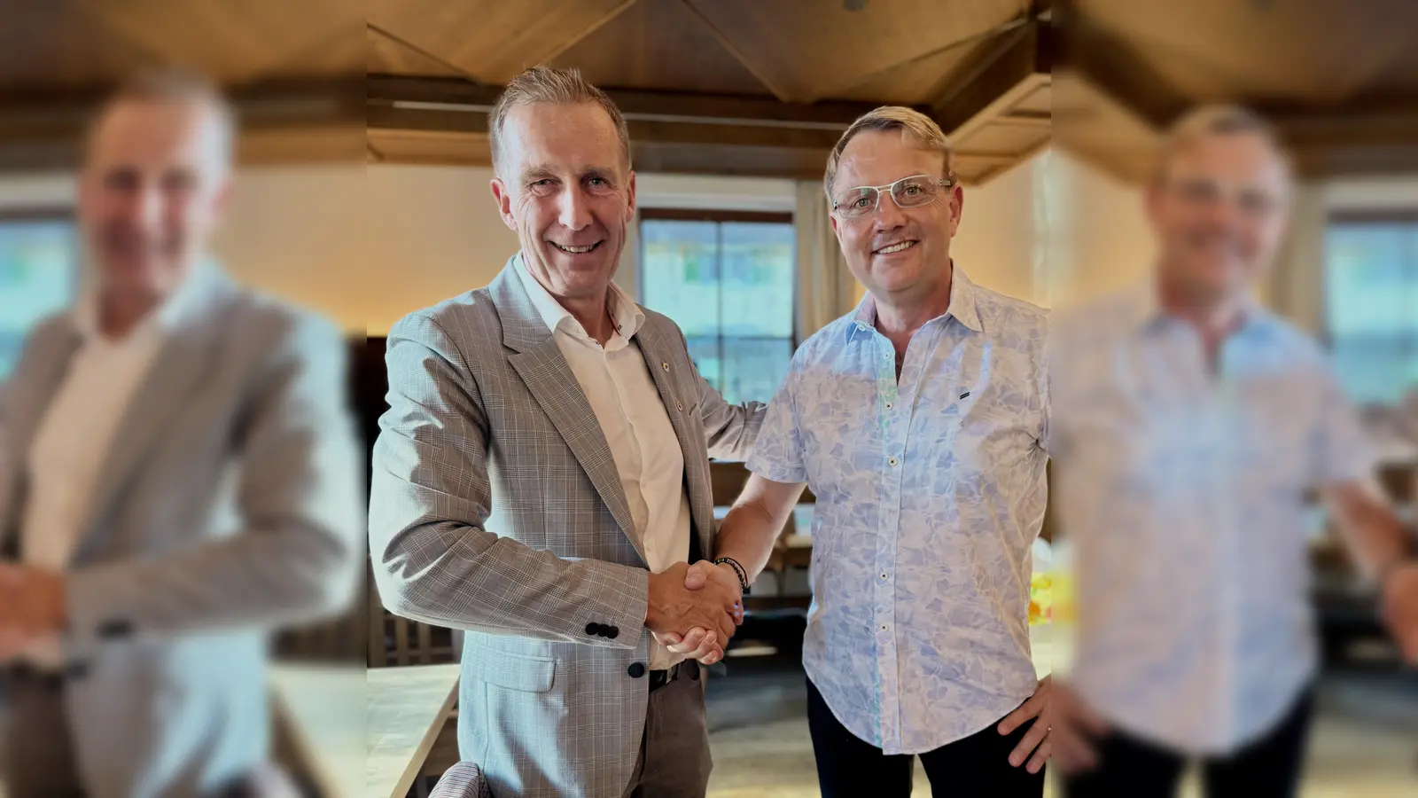 Rainer Schönecker (re) übergibt die Präsidentennadel des Lions-Clubs Germering an Michael Sigmund (li). (Foto: Lions Club Germering)