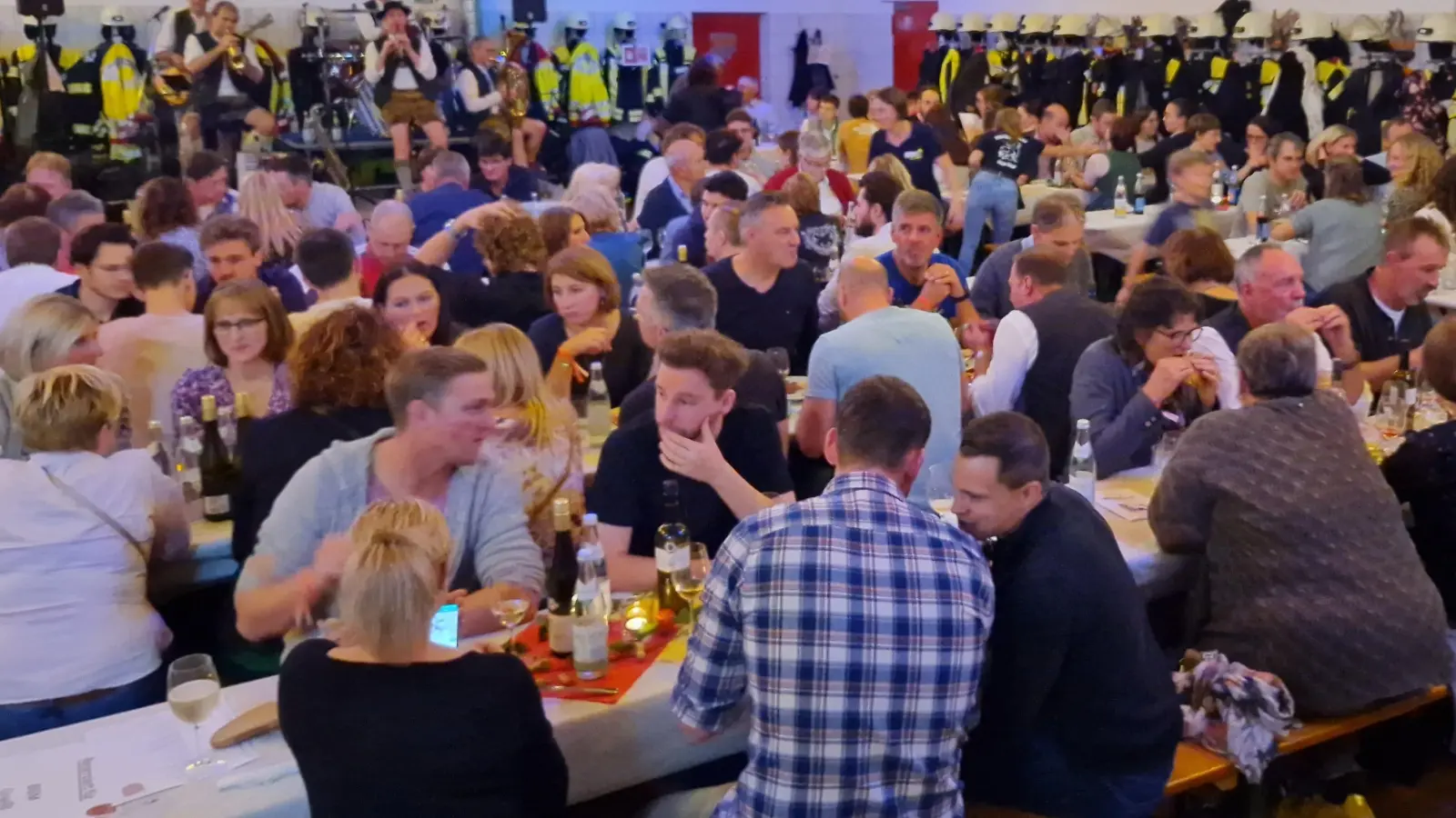 Zur gemütlichen Weinstube wird das Feuerwehrhaus in Hörlkofen. (Foto: FFW Hörlkofen)