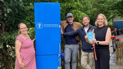 Freuen sich über den neuen Kinder- und Jugendbücherschrank (von links): Die beiden Initiatoren Antonia Flemmer-Rottenfußer und Julian Rottenfußer, Michael Summer (Spedition Summer) und Martina Rusch (Kinderschutzbund Starnberg). (Foto: DKSB Starnberg)