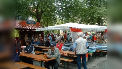 Der Rotkreuzplatz ist nicht nur das Herz Neuhausens, sondern bietet mit seiner nur für Fußgänger zugänglichen Fläche rund um den Brunnen auch reichlich Platz für zahlreiche Veranstaltungen, die den Bürgern gerne wahrgenommen werden. (Foto: bb (Archiv))