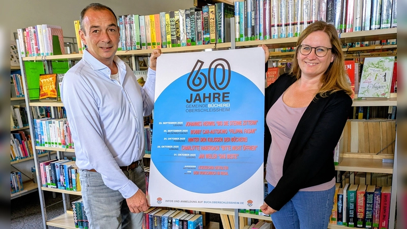 Der Erste Bürgermeister, Markus Böck, und Büchereileiterin Miriam Winter präsentieren stolz das Plakat der Veranstaltungsreihe, die im September und Oktober zum 60-jährigen Jubiläum stattfindet. (Foto: Doris Rohe)