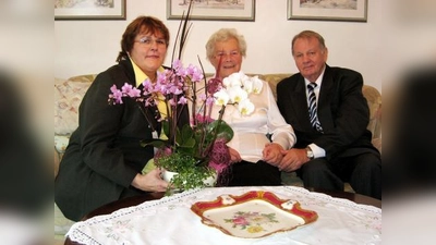 Bürgermeisterin Ilse Weiß (links) gratulierte Anneliese und Peter Stroben.