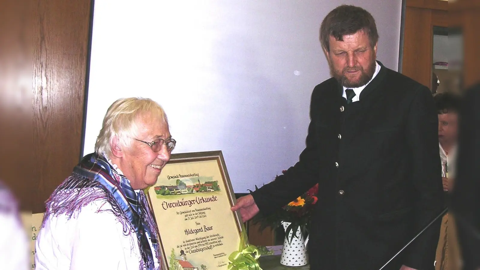 Hilde Baur bei der Verleihung der verdienten Ehrenbürgerwürde im Jahr 2005.  (Foto: Heimatverein)