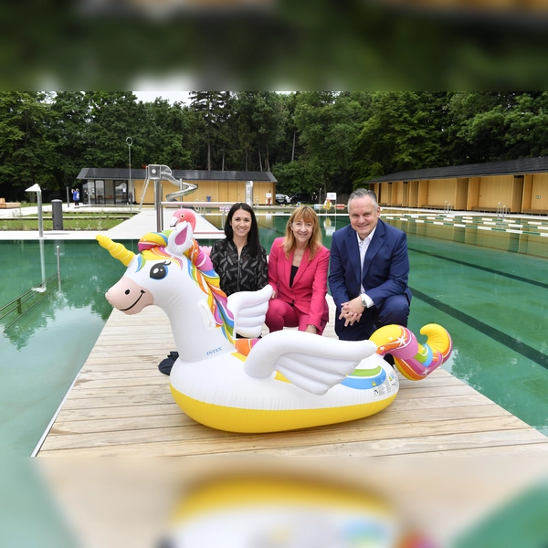 Am Eröffnungstag schaute sogar ein schwimmendes Einhorn bei Nicole Gargitter (Bäderchefin SWM), Dr. Gabriele Jahn (Geschäftsführerin Bäder, SWM) und Dr. Christian Scharpf (Stadt München) vorbei. <br> (Foto: © SWM, Marcus Schlaf)