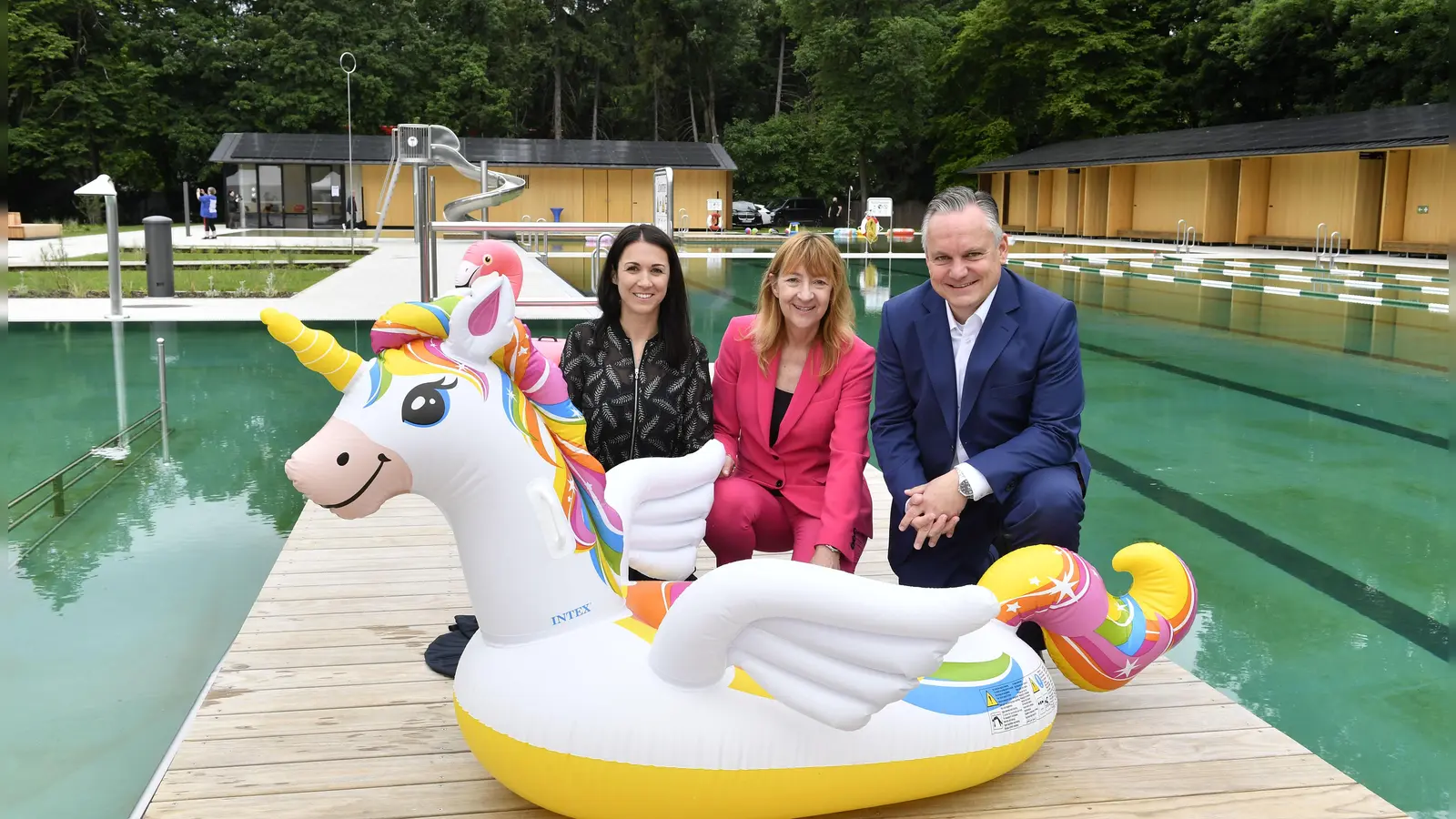 Am Eröffnungstag schaute sogar ein schwimmendes Einhorn bei Nicole Gargitter (Bäderchefin SWM), Dr. Gabriele Jahn (Geschäftsführerin Bäder, SWM) und Dr. Christian Scharpf (Stadt München) vorbei. <br> (Foto: © SWM, Marcus Schlaf)