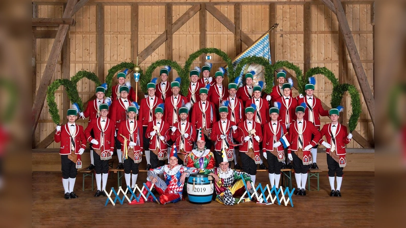 Am Samstag, den 2. Februar, tanzt die Schäfflerzunft Aschheim an sieben Stationen in Ebersberg. Im Anschluss geht es nach Schloss Elkofen. (Foto: Schäfflerzunft Aschheim)