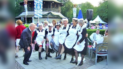 Der Kocherlball-Cancan geht auch ohne Tanzkurs: Besucherinnen im historischen Gwand zeigen Wirt Hermann Haberl, was sie drauf haben.  (Foto: VA)