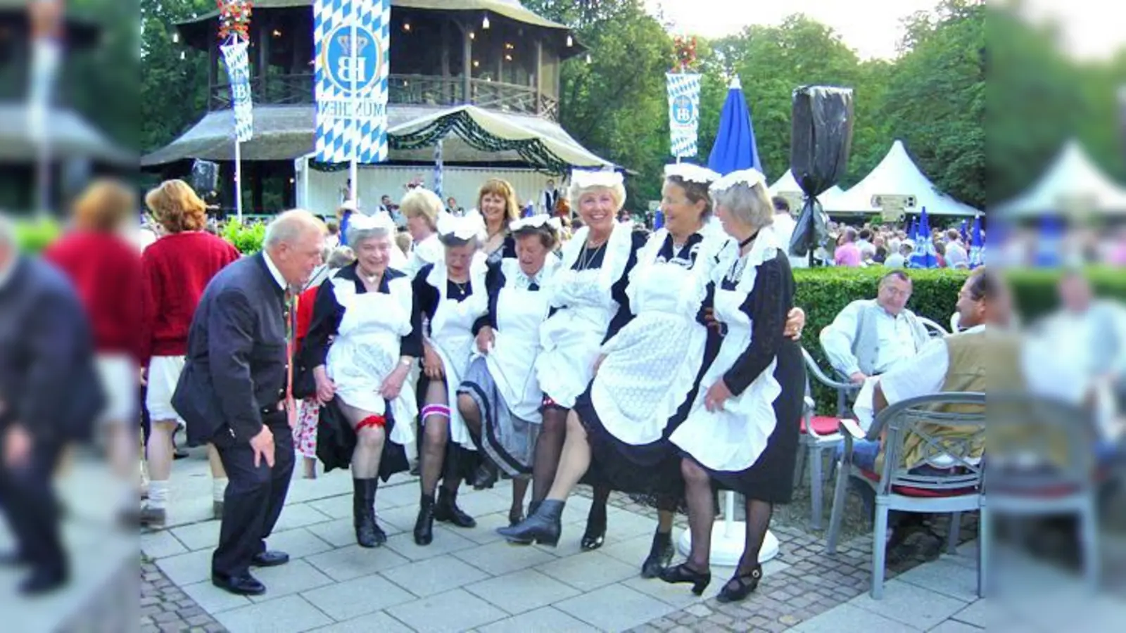 Der Kocherlball-Cancan geht auch ohne Tanzkurs: Besucherinnen im historischen Gwand zeigen Wirt Hermann Haberl, was sie drauf haben.  (Foto: VA)