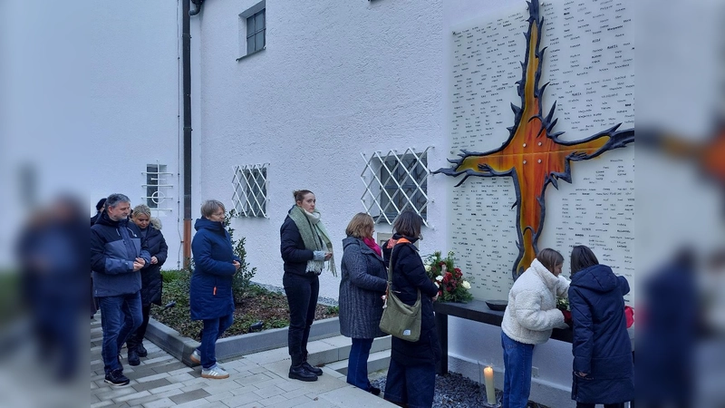 Zum Abschluss der Gedenkfeier begaben sich alle Teilnehmenden zum Mahnmal für die <br>546 Schönbrunner Opfer.  (Foto: Frömer)