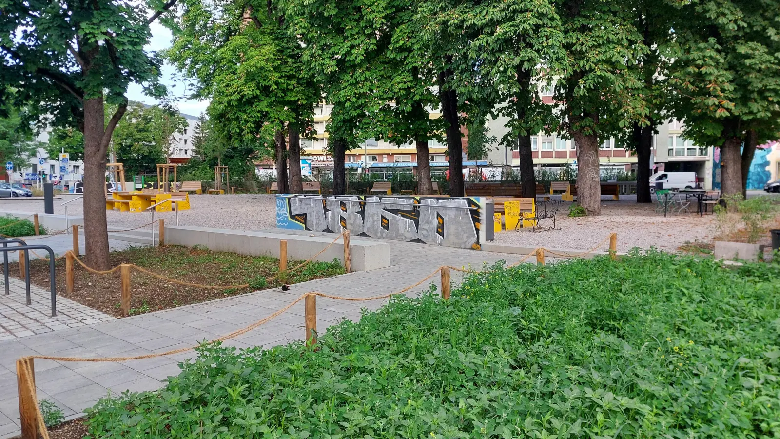 Beliebter Treffpunkt in Obergiesing - nicht nur für Fans des TSV 1860 München: Der Giesinger Grünspitz ist umgestaltet und vergrößert worden. (Foto: bas)