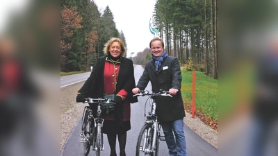 Johann Rumschöttel und Robert Niedergesäß bei der Einweihung des Radweges.	 (Foto: LRA)