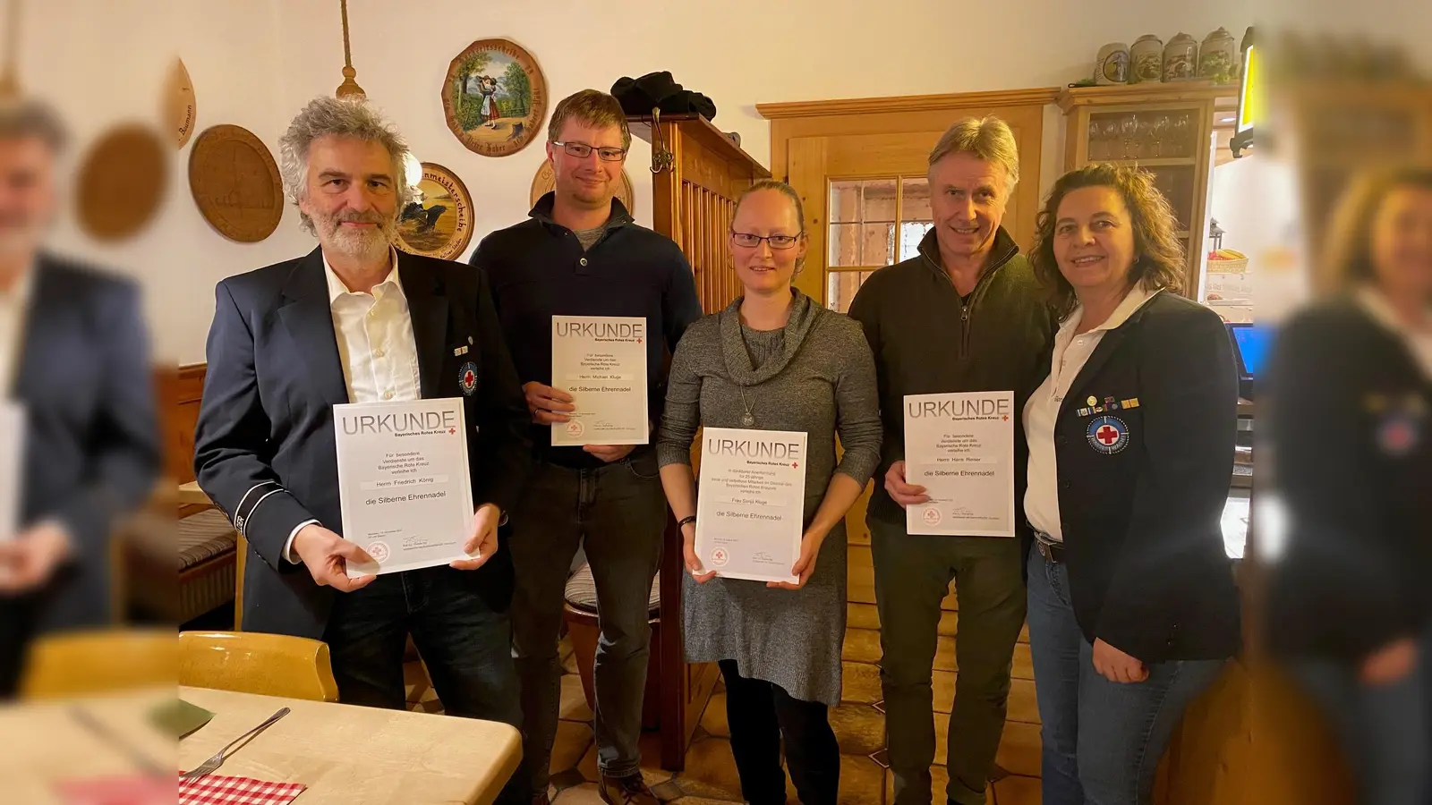 Durften sich über Urkunden für ihr Ehrenamt freuen (v.l.): Friedrich König, Michael Kluge, Sonja Kluge, Hans Reiser und Sonja Reiser. (Foto: BRK Glonn)