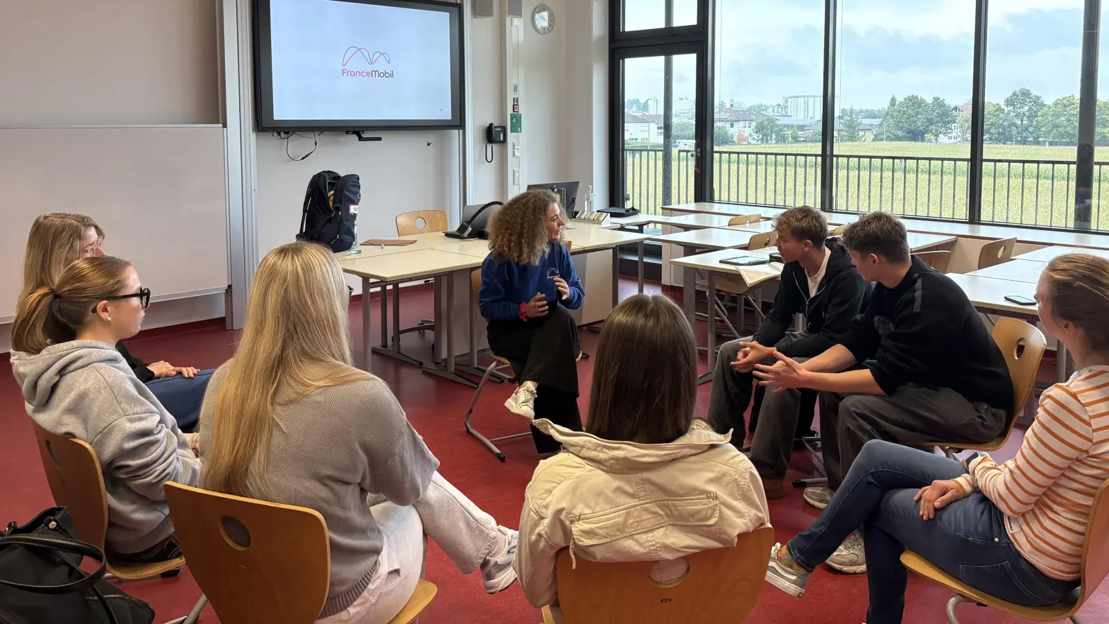 Französisch-Unterricht aus erster Hand: Manon Brunas (4. von links) und die Lehrerinnen Julia Landersdorfer (links hinten) und Jutta Neßlauer-Brenner (rechts) mit den Schülerinnen und Schülern. (Foto: Claudia Staudinger)