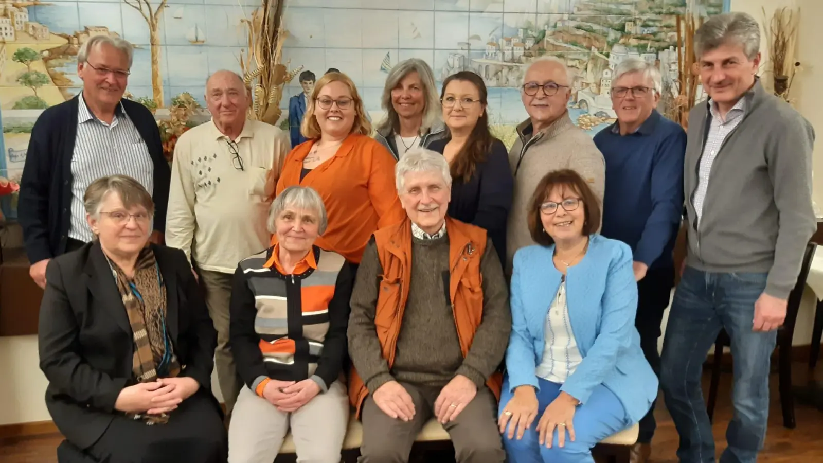 Die neue Vorstandschaft (hinten von links): Franz Heller, Ralf Maier (beide AK-Obst), Kathi Hirschvogl (1. Vorsitzende), Hannelore Westermeier (Kasse), Andrea Oberhofer (AK Naturgarten), Franz Schlechter (Homepage), Georg Schmidt (Geschäftsführer), Jürgen Ehrhardt (Kreisfachberater) sowie (vorne von links) Heidi Schmidt (Schriftführerin), Heidi Körner (Beisitzerin), Uwe Rupprecht und Gertraud Gschwendtner (beide Kassenprüfer). (Foto: Kreisverbandes für Gartenbau und Landespflege Starnberg)