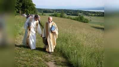 Auf dem Weg zur Europakapelle: Der katholische Pfarrer Simon Rapp (links) und der emeritierte Abtprimas Notker Wolf. (Foto: pst)