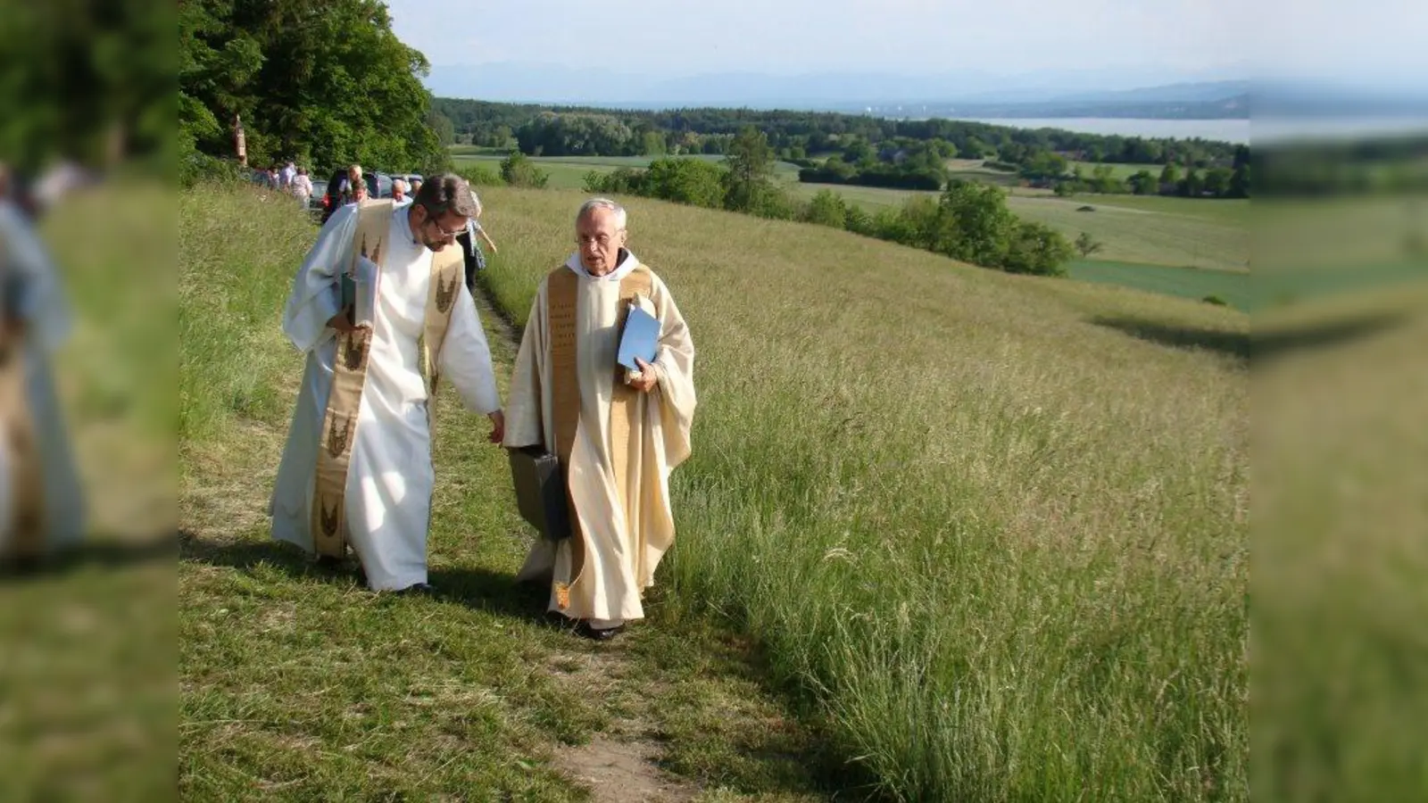 Auf dem Weg zur Europakapelle: Der katholische Pfarrer Simon Rapp (links) und der emeritierte Abtprimas Notker Wolf. (Foto: pst)