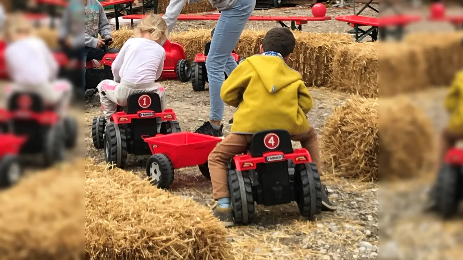 Der Traktor-Parcours ist eine von vier Stationen des Chill & Action-Parcours von „Kinder laufen für Kinder“ beim Kinder- und Jugendfestival JuKi. (Foto: Zott)