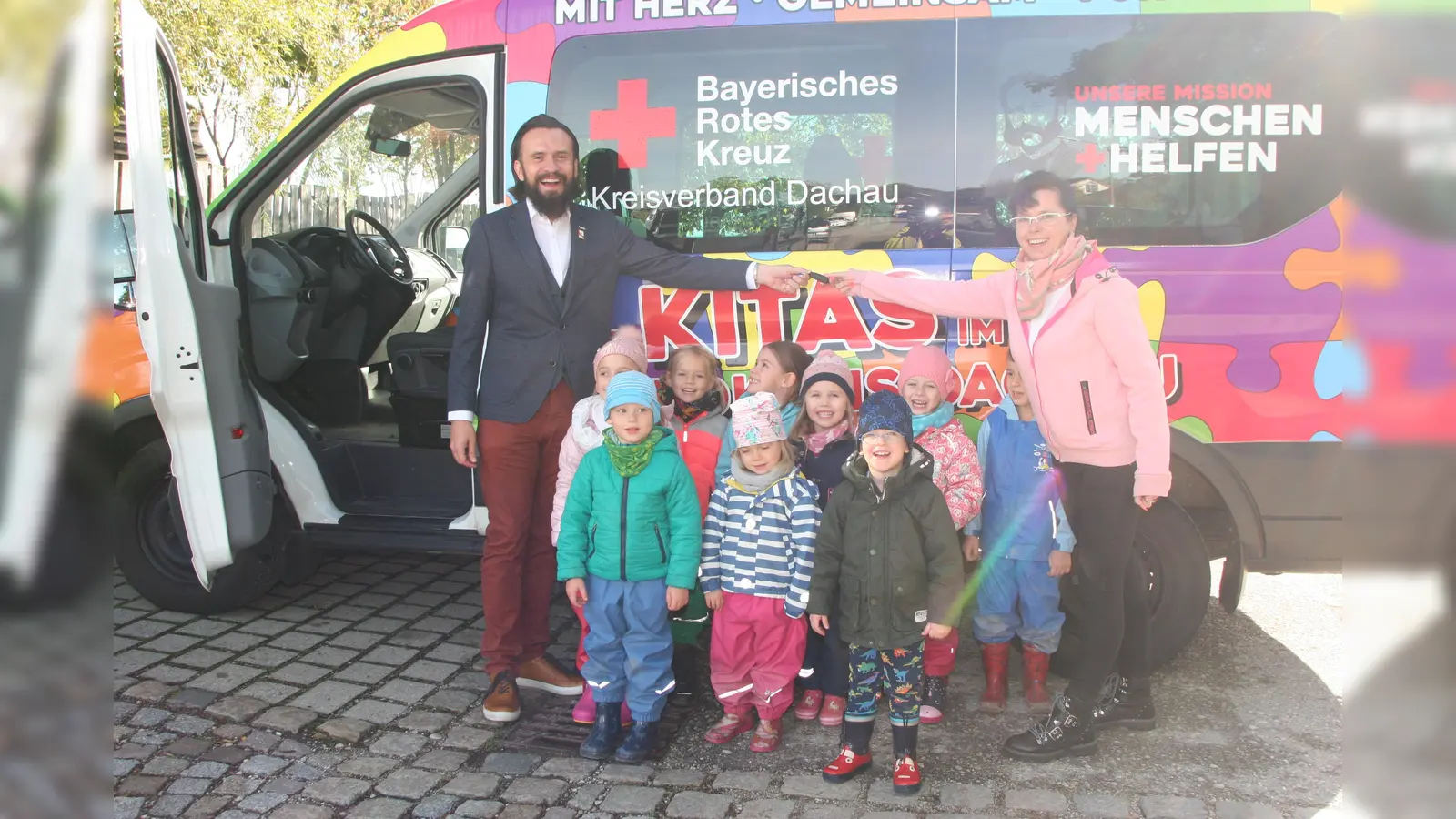 Paul Polyfka überreicht Anett Gotter den Autoschlüssel. (Foto: VA)