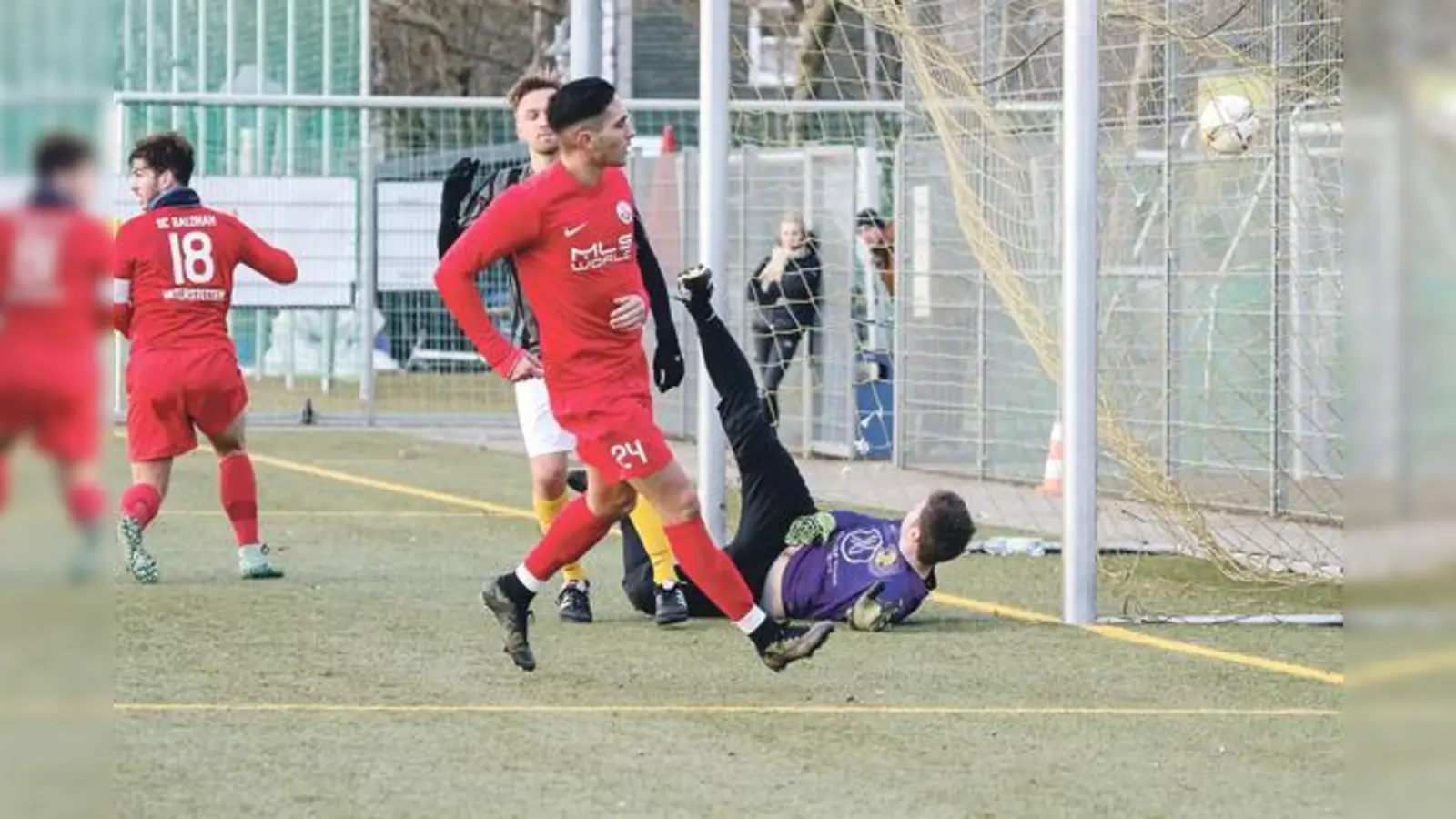 Der eingewechselte Aygün Üzgenc (Nr. 24) trifft zum 4:1.	 (Foto: Christian Riedel)