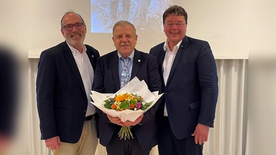 Die Bürgermeister Dr. Stefan Straßmair (l.) und Thomas Loderer (r.) gratulierten dem Stiftungsleiter Albert Oehrlein zu 25 Jahren Rothenanger-Stiftung. (Foto: hw)