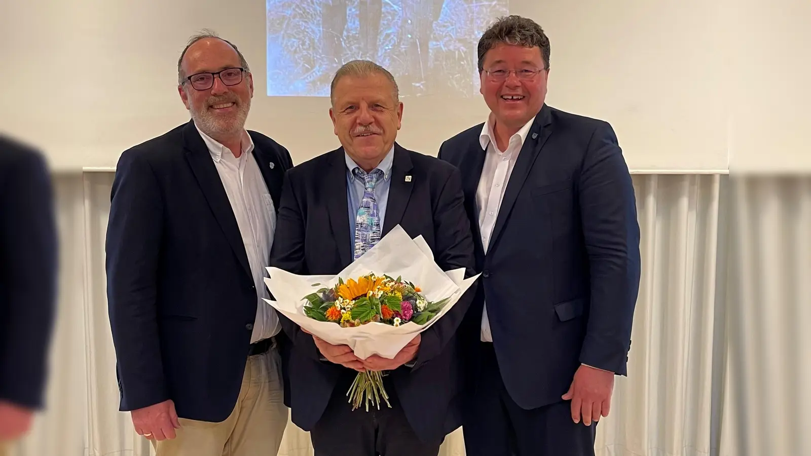 Die Bürgermeister Dr. Stefan Straßmair (l.) und Thomas Loderer (r.) gratulierten dem Stiftungsleiter Albert Oehrlein zu 25 Jahren Rothenanger-Stiftung. (Foto: hw)