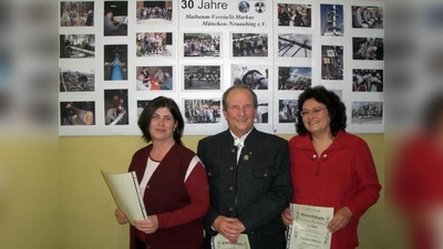 Ihre goldene Ehrennadel für 25-jährige Mitgliedschaft beim „Maibaum-Verein St. Markus München-Neuaubing e.V.“ konnten (von links) Silvia Bauer, Reinhard Rosmus und Carolin Hanisch entgegennehmen. (Foto: Alfred Lehmann)
