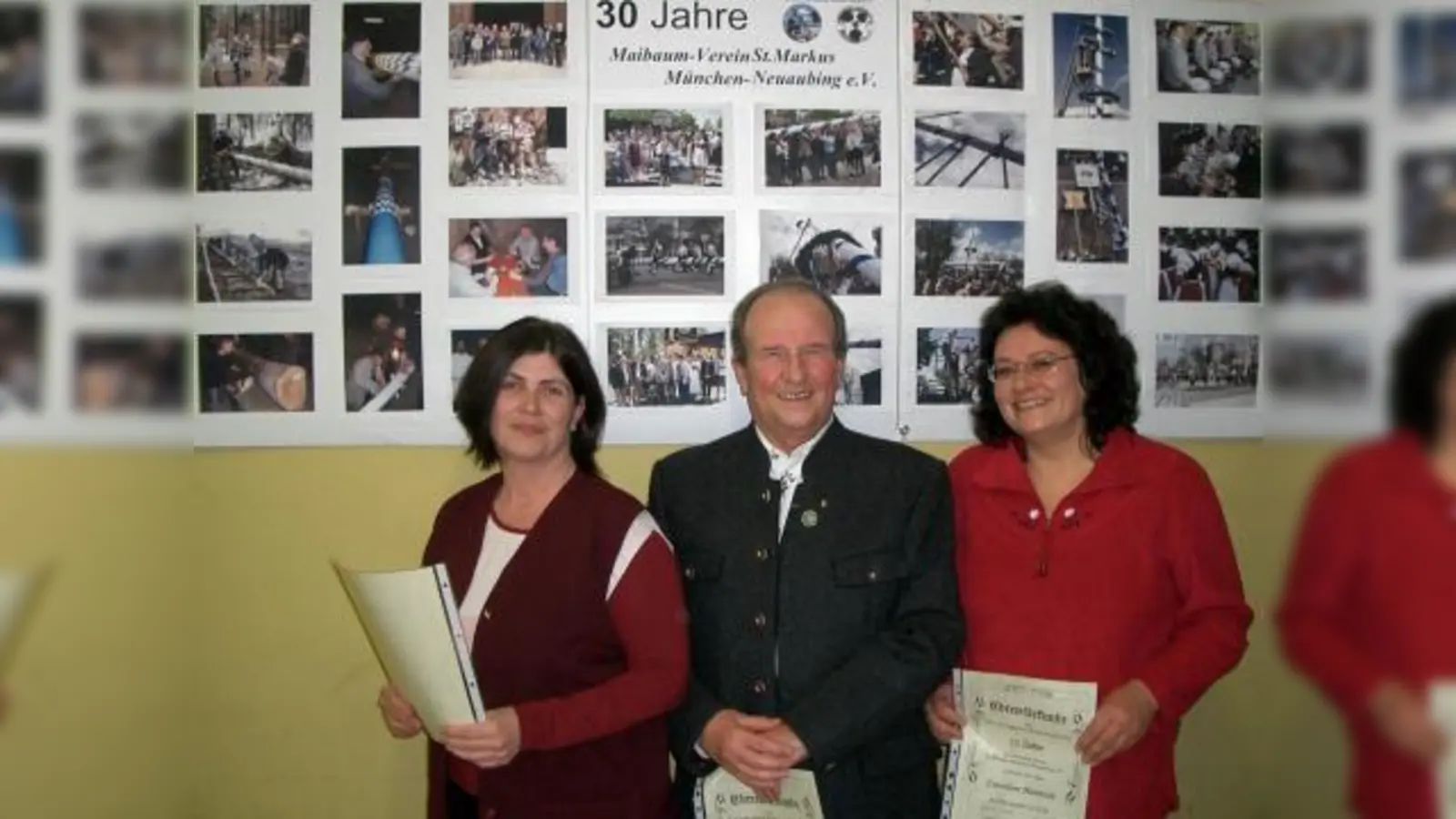 Ihre goldene Ehrennadel für 25-jährige Mitgliedschaft beim „Maibaum-Verein St. Markus München-Neuaubing e.V.“ konnten (von links) Silvia Bauer, Reinhard Rosmus und Carolin Hanisch entgegennehmen. (Foto: Alfred Lehmann)