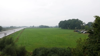 Auf einer Fläche von rund 5,3 Hektar zwischen Gut Hirschau und der A92 entsteht einePhotovoltaikanlage mit einer geplanten installierten Leistung von 6,9 MW. (Foto: LRA Erding)