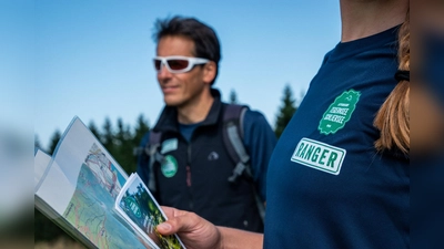 Eine Familienwanderung in die Alpenregion Schliersee. (Foto: Horst Jenicek/ WILDPFADE – Erlebniswerkstatt)
