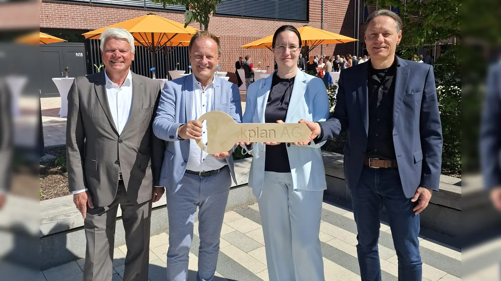 OStD a.D. Rüdiger Modell (ehem. Schulleiter), Landrat Robert Niedergesäß, StDin Sabine Schwaiger (Schulleiterin), Christian Lanzinger (kplan AG Abensberg) (v.l.) bei der symbolischen Schlüsselübergabe. (Foto: © Landratsamt Ebersberg  )