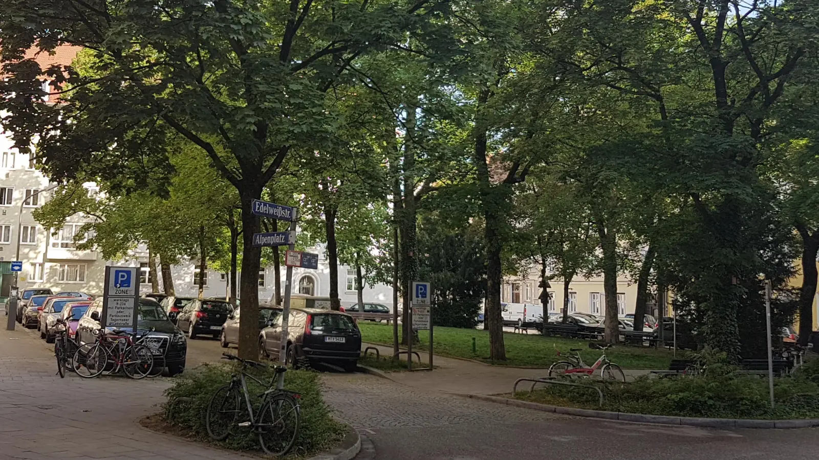 In diesem Sommer soll der südliche Bereich des Alpenplatzes entlang der Grünanlage für den Verkehr gesperrt werden: ein Pilotprojekt der Stadt München. (Foto: bs)
