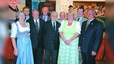 Annemarie Kenst, Stadtrat Tobias Weiß, MdL Otmar Bernhard, MdB Hans-Peter Uhl, Peter M. Schmidhuber, Anton Fürst, Bezirksrätin Barbara Kuhn, Josef Schmid und Helmut Pfundstein (v.l.). (Foto: pi)